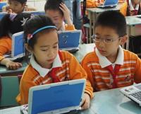 小学校纷纷引入电子书包 暑假作业上网做